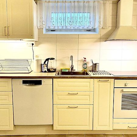 3 Rooms With Private Kitchen & Private Bathroom 5B Йевле Екстериор снимка